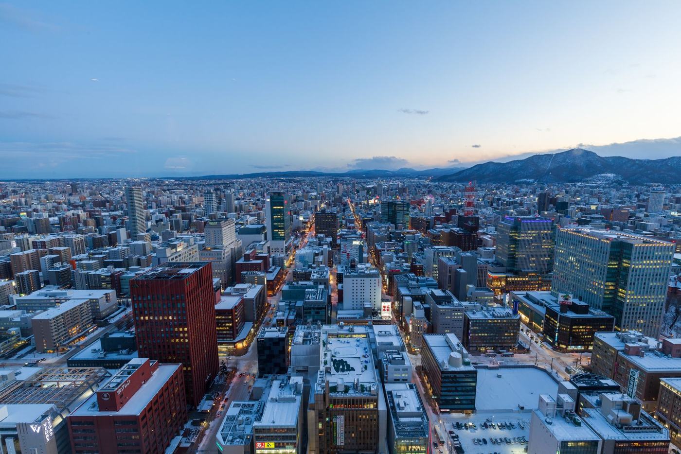 札幌市街地を望む夕暮れの風景写真